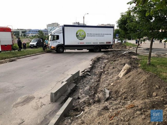 На Волині рятувальники витягли вантажівку з ями, яку викопали комунальники