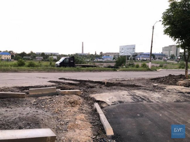 На Волині рятувальники витягли вантажівку з ями, яку викопали комунальники