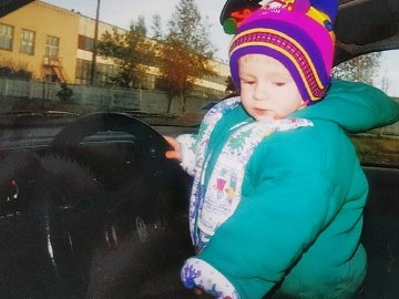 Волинський ведучий-іменинник показав дитячі фото на горщику та за кермом