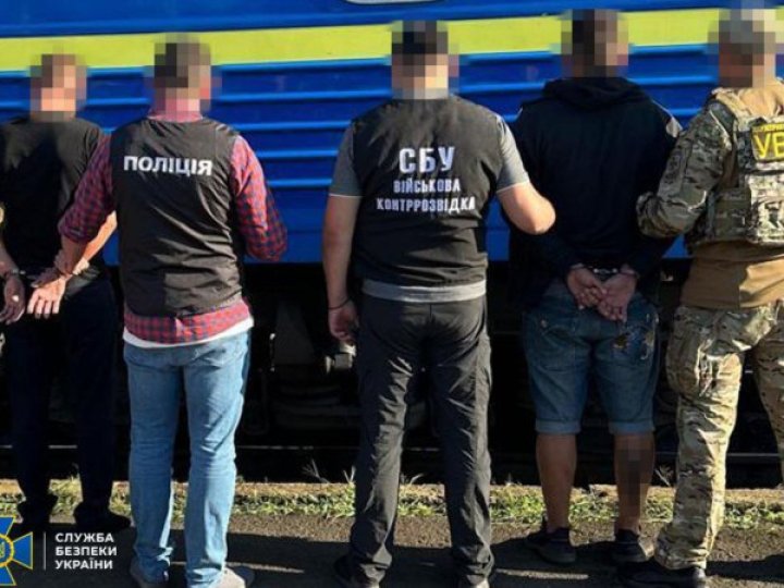 На Волині провідник потяга зі своїм спільником перевозив за кордон призовників у пасажирських вагонах, - СБУ