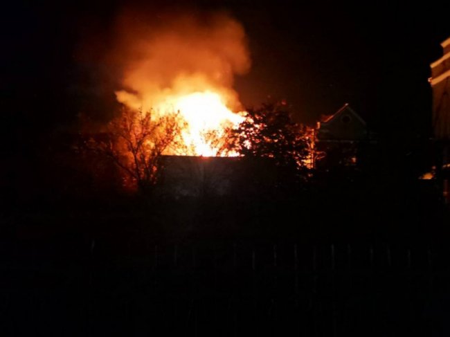 На Волині згоріло приміщення покинутої лікарні. ФОТО