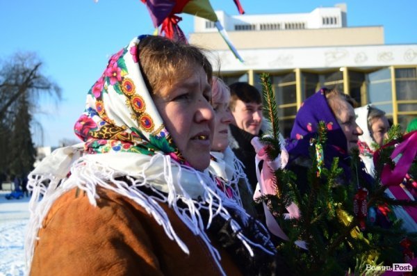 На «Різдві у Луцьку» вогнем з Віфлеєму підпалили майже 2-метрову свічку. ФОТО