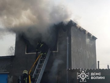 У місті на Волині горів двоповерховий гараж: загинув чоловік