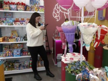 Дружина військового з Волині за ґрантові гроші відкрила крамницю солодощів. ВІДЕО