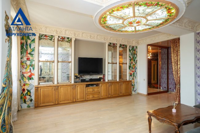 Позолота, ліпнина, вітражі: у Луцьку продають квартиру в «пшонка-стайлі». ФОТО