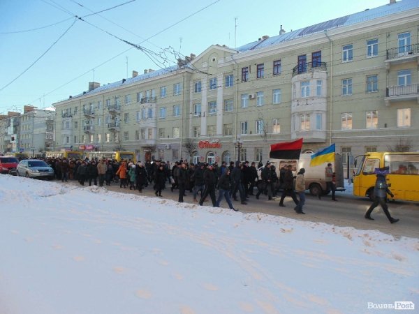 Євромайданівці колоною пройшлися центральною вулицею Луцька. ФОТО