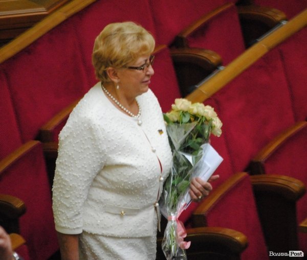 Катя Шурі подарувала букет білих троянд