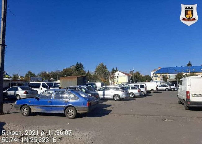 У Луцьку з території Старого ринку демонтують контейнери, щоб зробити парковку. ФОТО