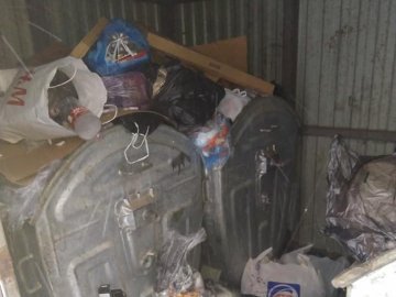 У Луцьку біля будинку днями не вивозять «святкове» сміття. ФОТО