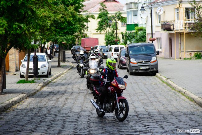 Леді на мотоциклах: у Луцьк приїхали байкерки з декількох країн. ФОТО
