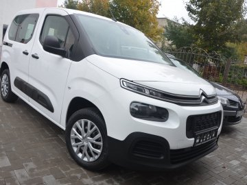 У Луцьку медзаклад отримав нові автомобілі. ФОТО