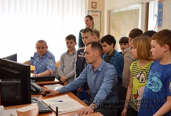 Луцькі школярі завітали до поліцейських. ФОТО