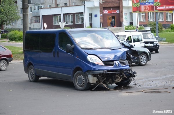 У Луцьку в аварії «знесло» півавто: водій у важкому стані. ФОТО 