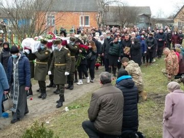На Рівненщині попрощались із загиблим у зоні ООС  27-річним військовим. ФОТО