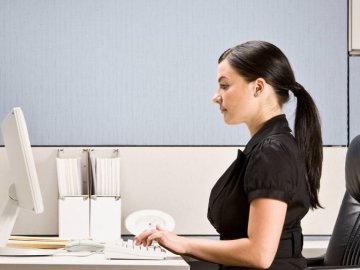 Як правильно сидіти, щоб запобігти проблемам із хребтом: поради волинської лікарки