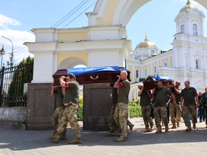 Навіки в строю: у Луцьку попрощалися з Героями Романом Меюсом та Олександром Радивоніком