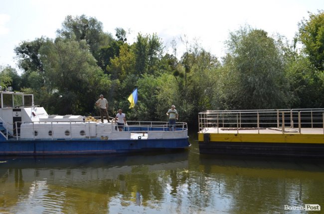Буксирували по Стиру: у центральному парку Луцька монтують «плавучу пристань»
