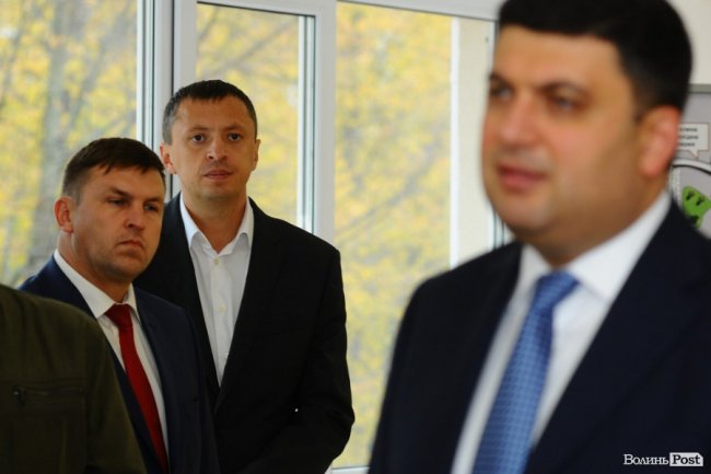 Сергій Кошарук та Генеральний директор ПАТ «Луцьксантехмонтаж №536» Ігор Чорнуха слухають Гройсмана