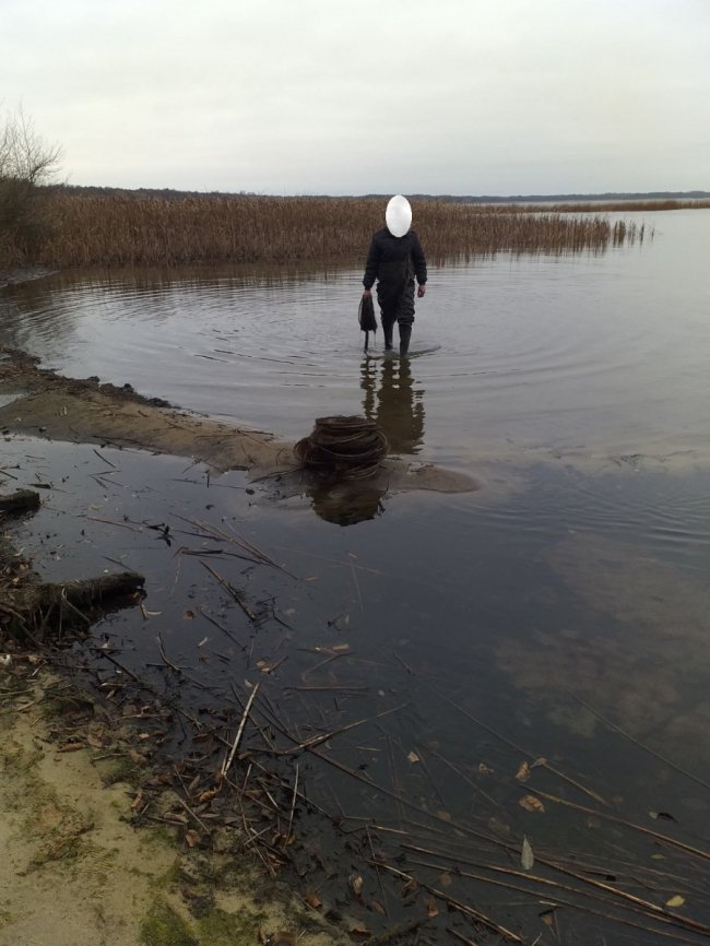 Волинянин ловив рибу з човна сіткою на території заказника. ФОТО