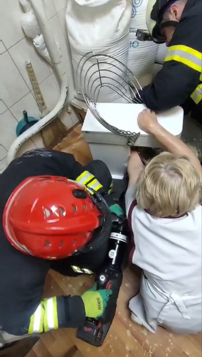 У Луцьку рятувальники допомогли жінці, у якої застрягла рука у тістозмішувальній машині