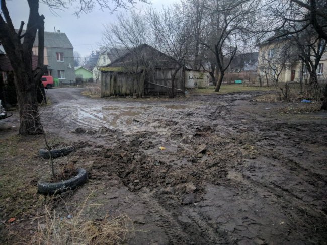 Ні пройти, ні проїхати: у луцькому дворі замість дороги - болото