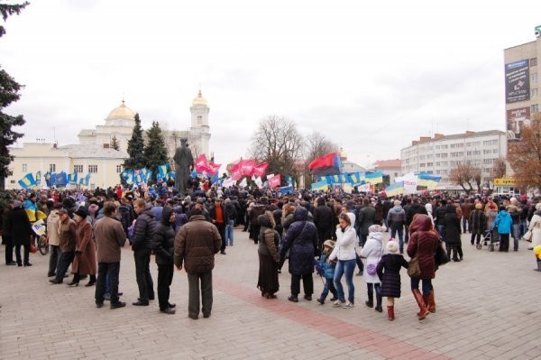Народне віче у Луцьку. ФОТО. ВІДЕО