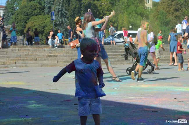 Кольорова подія року: як у Луцьку святкують День молоді. ФОТО
