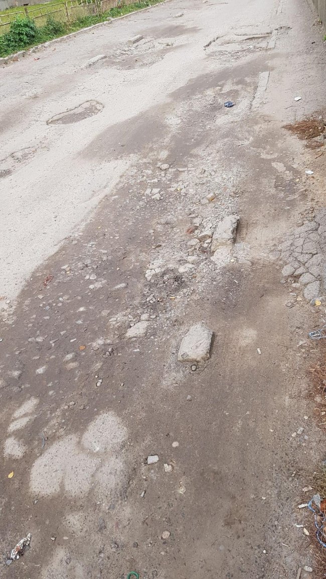 «То є руїна»: у Луцьку просять навести лад на одній із вулиць. ФОТО