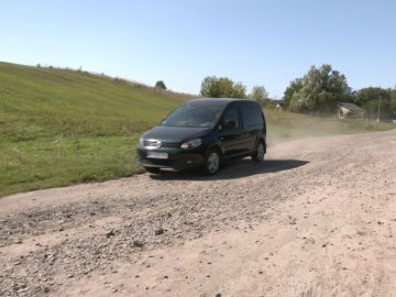 Тридцять років не ремонтували дорогу на Волині: селяни погрожують перекривати шлях вантажівкам