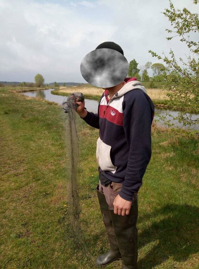 На волинському озері браконьєри, втікаючи, залишили рибу у сітках. ФОТО
