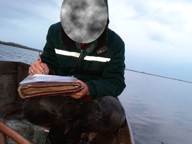 На волинському озері браконьєри, втікаючи, залишили рибу у сітках. ФОТО