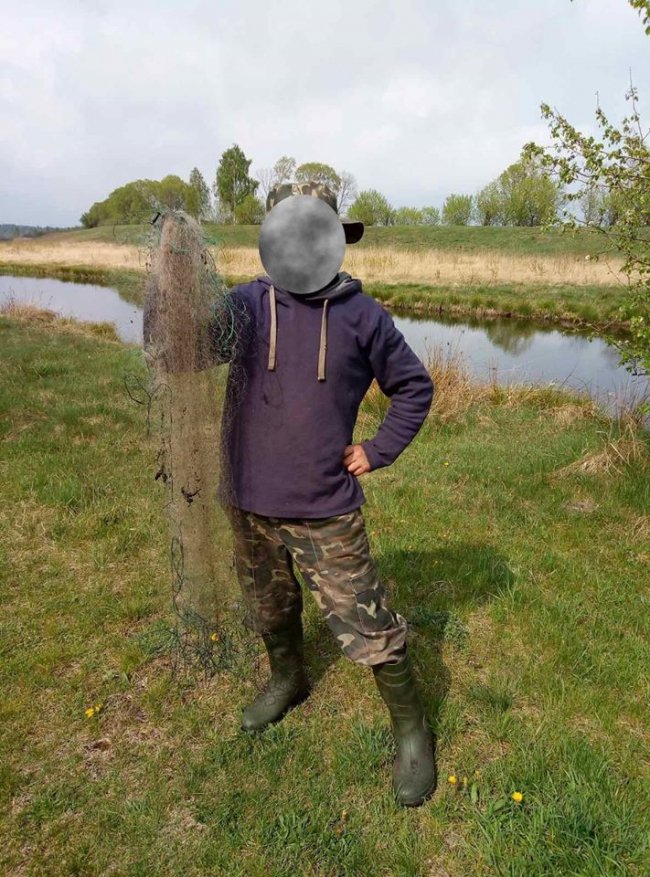 На волинському озері браконьєри, втікаючи, залишили рибу у сітках. ФОТО