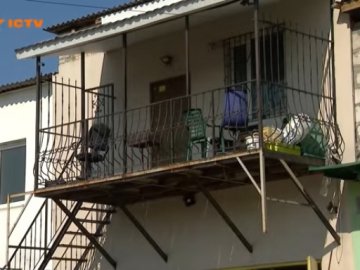 Антисанітарія за 100 гривень: в столичному гаражному кооперативі влаштували хостел