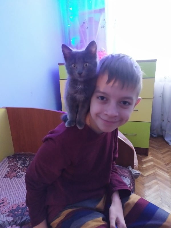 Історія 13-річної лучанки з інвалідністю, яка малює картини ротом