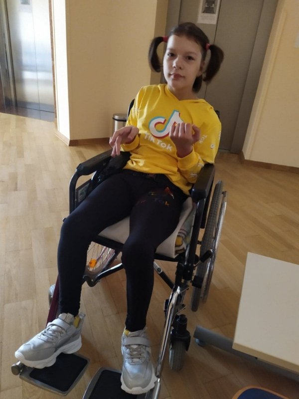 Історія 13-річної лучанки з інвалідністю, яка малює картини ротом