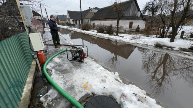 Повінь на Волині: у громаді відкачують воду з вулиць
