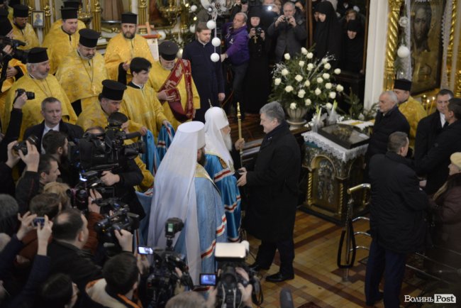 Томос, селфі та колядки: Петро Порошенко на Волині. ФОТОРЕПОРТАЖ