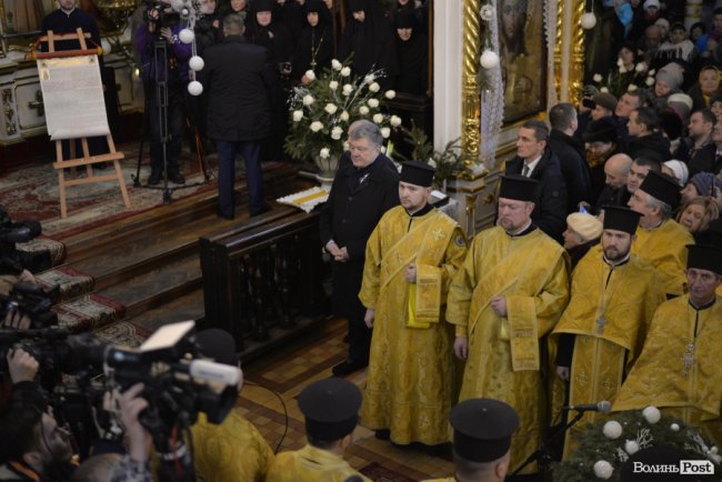 Томос, селфі та колядки: Петро Порошенко на Волині. ФОТОРЕПОРТАЖ