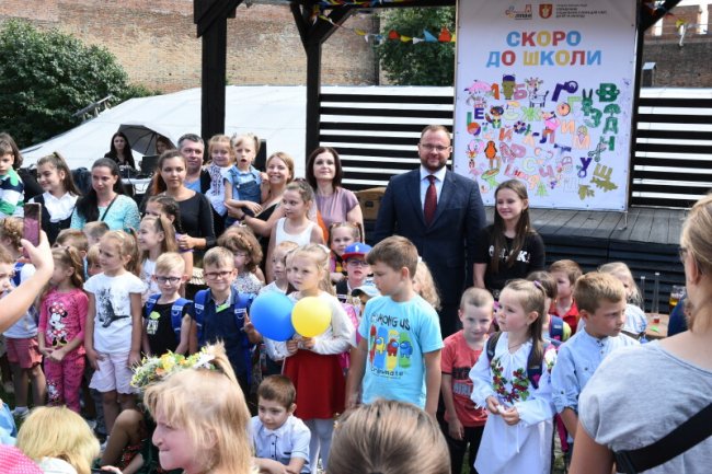 «Скоро до школи»: у Луцьку провели благодійну акцію для дітей. ФОТО