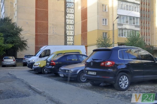 «Автоколапс» у луцьких дворах