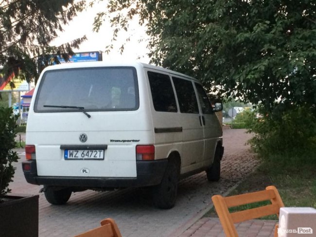 У Луцьку автоандон «на бляхах» припаркував автівку на тротуарі