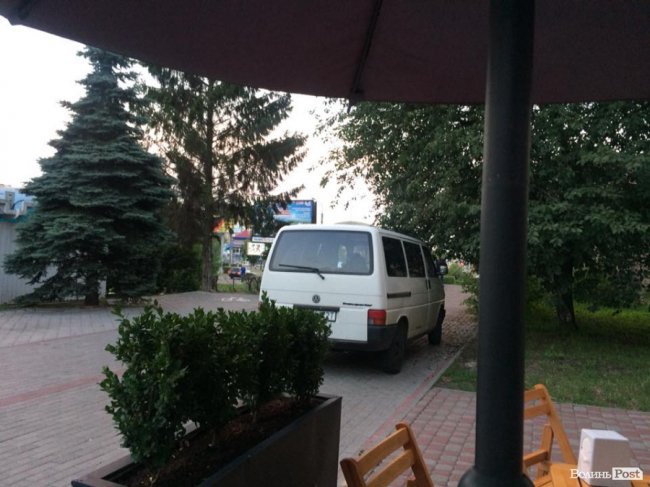 У Луцьку автоандон «на бляхах» припаркував автівку на тротуарі