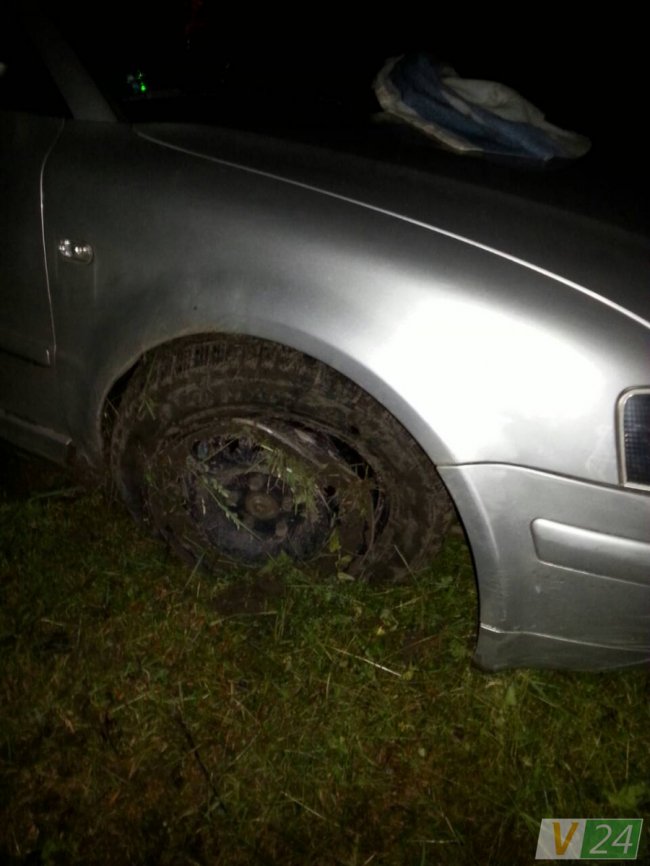 Нічна аварія в Луцьку: Volkswagen потрощив дерево. ФОТО