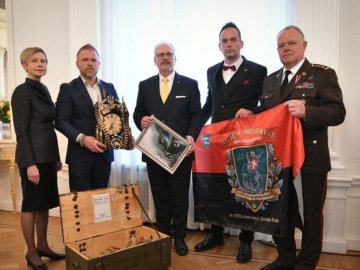 Прапор волинської бригади волонтери передали президенту Латвії. ФОТО