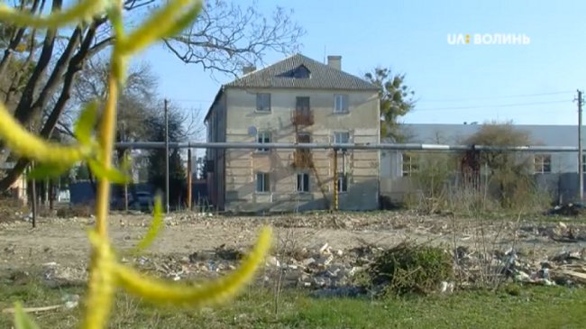 Мікрорайон у Луцьку перетворюють на сміттєзвалище