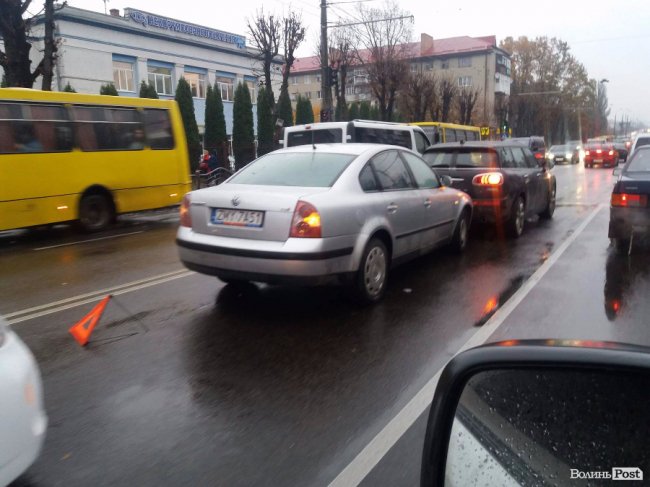 Через дві аварії у Луцьку величезна «тягучка»