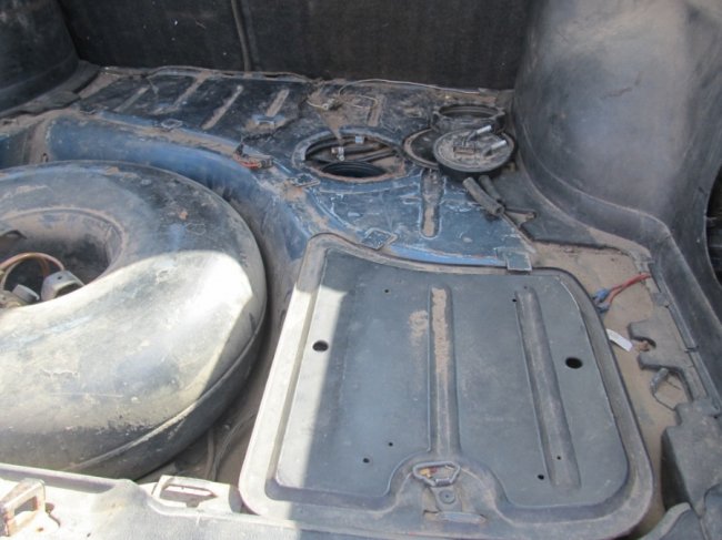 Білорус, який хотів незаконно провезти леза для гоління через Волинь, позбувся автівки