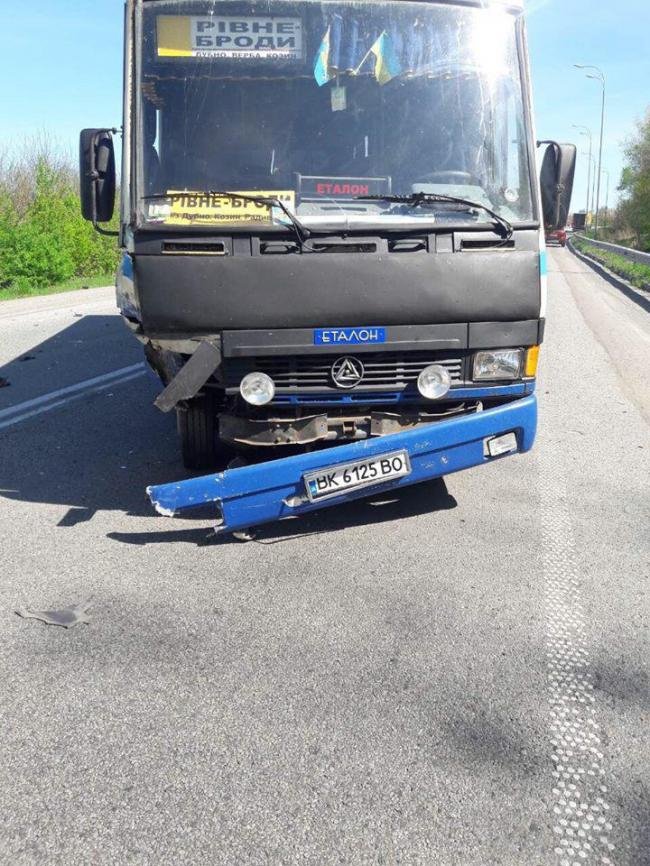 На Рівненщині в аварію потрапив рейсовий автобус