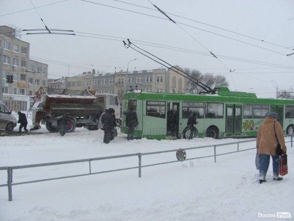 Виїзд з вулиці Хмельницького в Луцьку заблокований. ФОТО