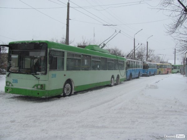 Виїзд з вулиці Хмельницького в Луцьку заблокований. ФОТО